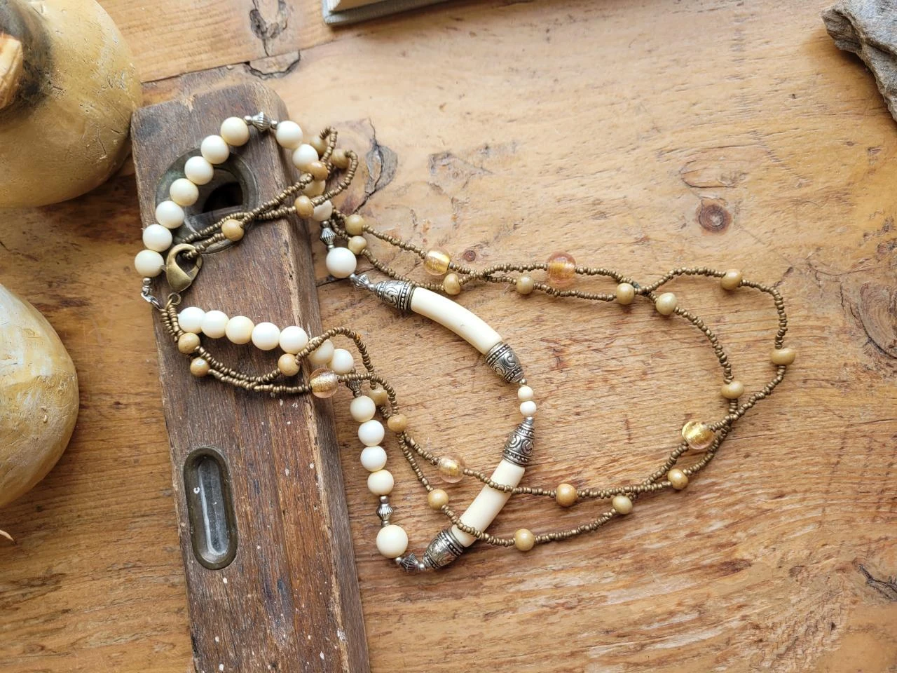 Set van twee vintage halskettingen met glazen en harsparels – photo 3